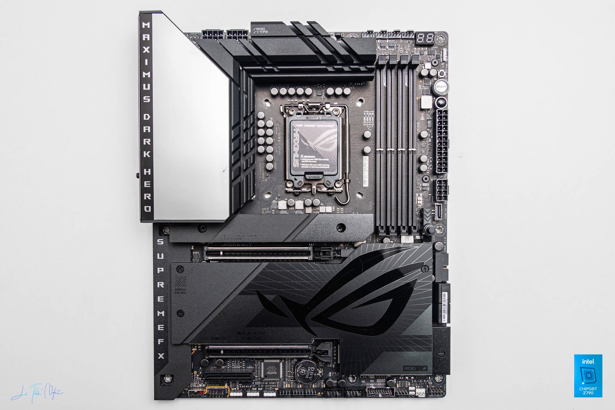 tren-tay-asus-rog-maximus-z790-dark-hero-tinhte-1.jpg