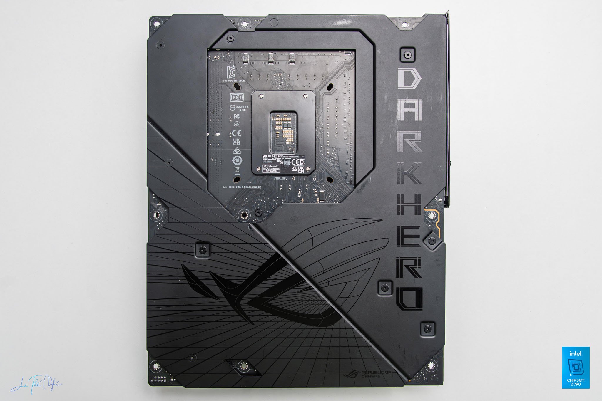 tren-tay-asus-rog-maximus-z790-dark-hero-tinhte-16.jpg