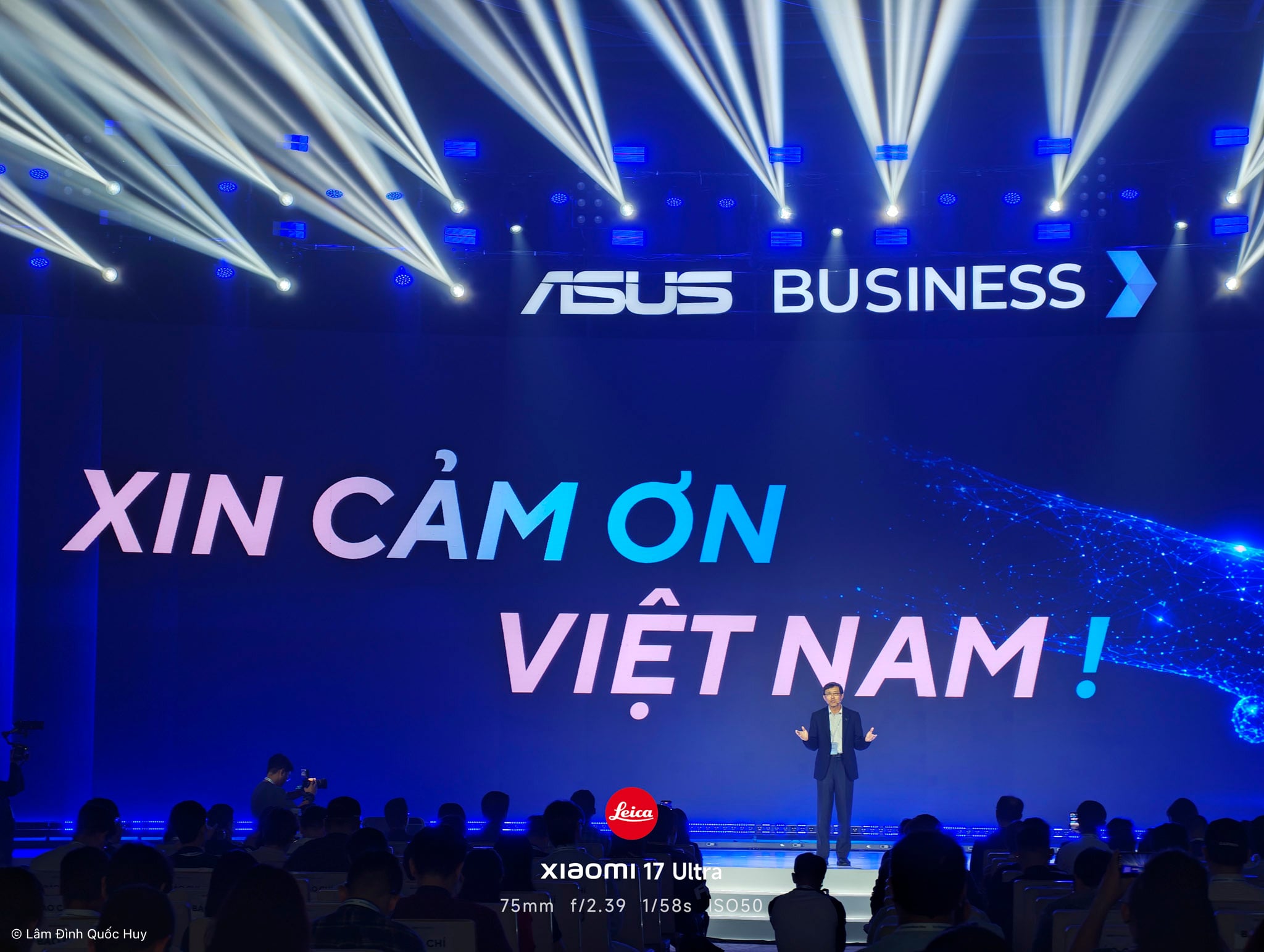 Su kien ASUS ExpertBook Ultra anh chup bang Xiaomi 17 Ultra-10.jpg